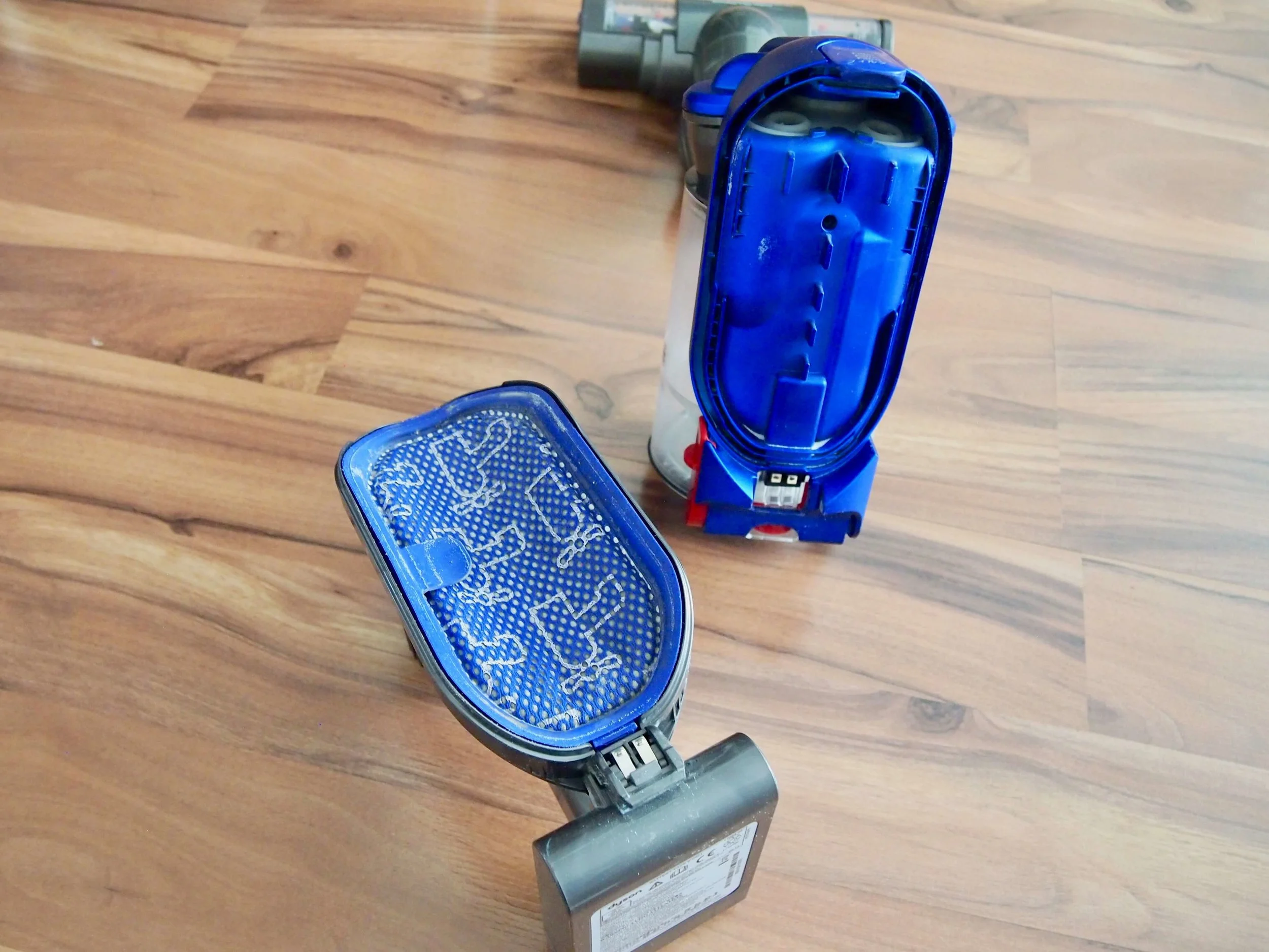 Dyson DC35の分解掃除！フィルターやクリアビンのお手入れ方法と吸引力